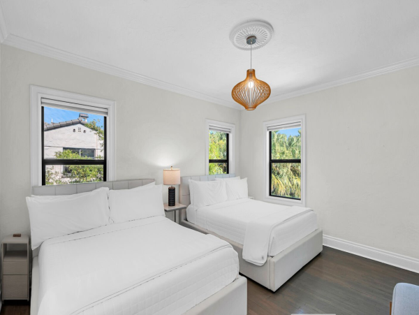 Luxurious 4-Bedroom Retreat Near Las Olas Blvd with Heated Pool